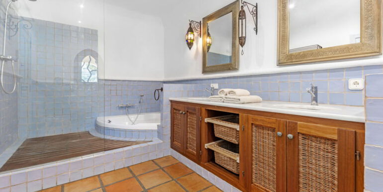 Extraordinary Ibiza style villa in Moraira El Portet – Bathroom – ID: 5500001 - Architect Joaquín Lloret