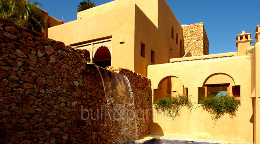 Modern Ibiza style villa in Moraira El Portet – Pool and waterfall – ID: 5500002 - Architect Joaquín Lloret - Photographer Torsten Bulk