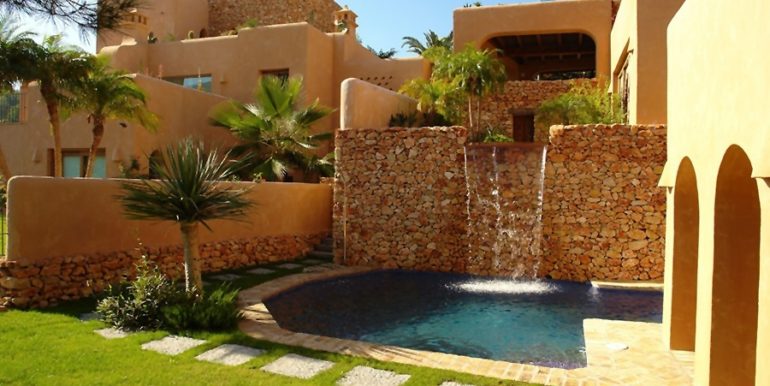 Moderne Ibiza-Style Villa in Moraira El Portet - Pool und Wasserfall - ID: 5500002 - Architekt Joaquín Lloret - Fotograf Torsten Bulk