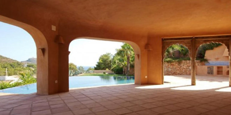 Ibiza-Style Villa mit Meerblick in Moraira El Portet - Überdachte Terrasse - ID: 5500022 - Architekt Joaquín Lloret
