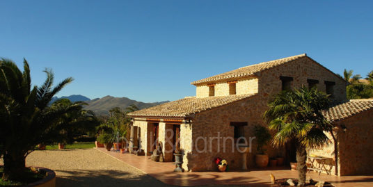 Finca de piedra con jardín y vistas al mar en Benissa Canor