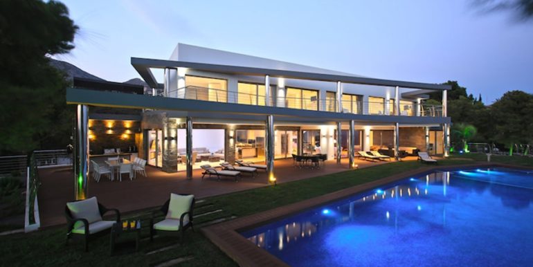 Exklusive Luxusvilla in erster Meereslinie in Altéa Campomanes - Poolansicht bei Nacht beleuchtet - ID: 5500659 - Architekt David Montés López