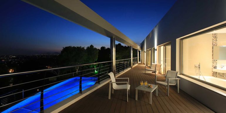 Exklusive Luxusvilla in erster Meereslinie in Altéa Campomanes - Terrasse bei Nacht beleuchtet - ID: 5500659 - Architekt David Montés López