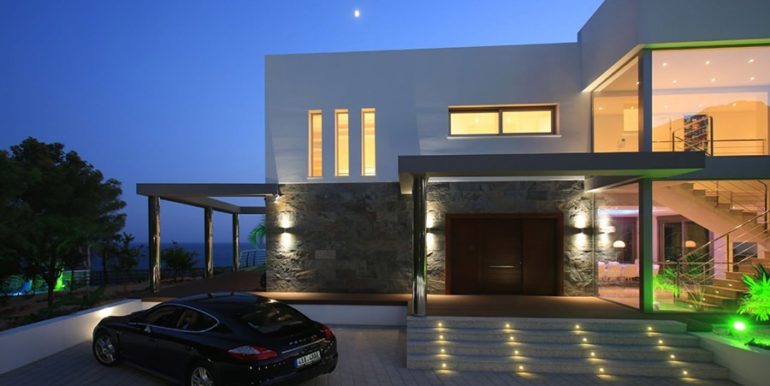 Exklusive Luxusvilla in erster Meereslinie in Altéa Campomanes - Eingangsbereich bei Nacht beleuchtet - ID: 5500659 - Architekt David Montés López