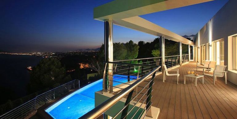 Exklusive Luxusvilla in erster Meereslinie in Altéa Campomanes - Terrasase bei Nacht beleuchtet - ID: 5500659 - Architekt David Montés López