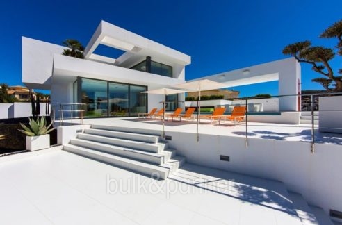 Nowa willa w minimalistycznym stylu z widokiem na morze w Moraira El Portet - Taras przy basenie - ID: 5500633 - Architekt Carlos Gilardi (Equipo Digitalarq S.L.) - Fotograf Michael van Oosten - Willa CAWOW