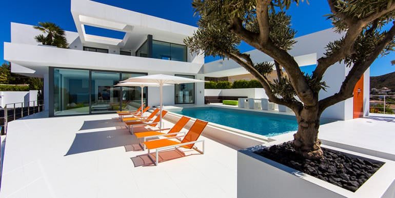 New villa in minimalist style with sea views in Moraira El Portet - Pool terrace and villa - ID: 5500663 - Architect Carlos Gilardi (Equipo Digitalarq S.L.) - Photographer Michael van Oosten - Villa CAWOW