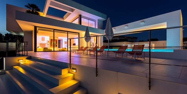 New villa in minimalist style with sea views in Moraira El Portet - Pool terrace and villa illuminated - ID: 5500663 - Architect Carlos Gilardi (Equipo Digitalarq S.L.) - Photographer Michael van Oosten - Villa CAWOW