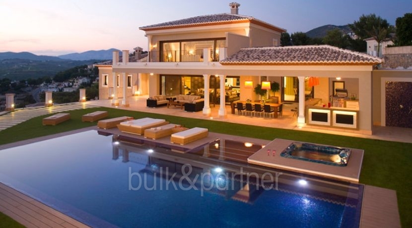Unique luxury villa in exposed location in Moraira Paichi - Pool terrace by night - ID: 5500660
