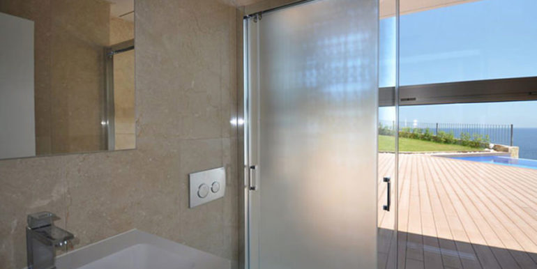First line luxury villa in Benissa Cala Advocat - Bathroom with sea views - ID: 5500674
