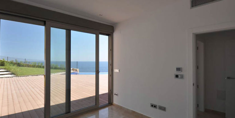 First line luxury villa in Benissa Cala Advocat - Bedroom with access to the pool terrace and with sea views - ID: 5500674