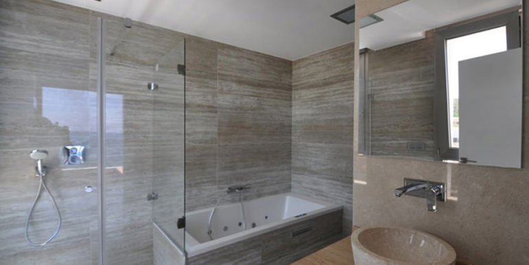 First line luxury villa in Benissa Cala Advocat - Master bathroom with bathtub and shower - ID: 5500674