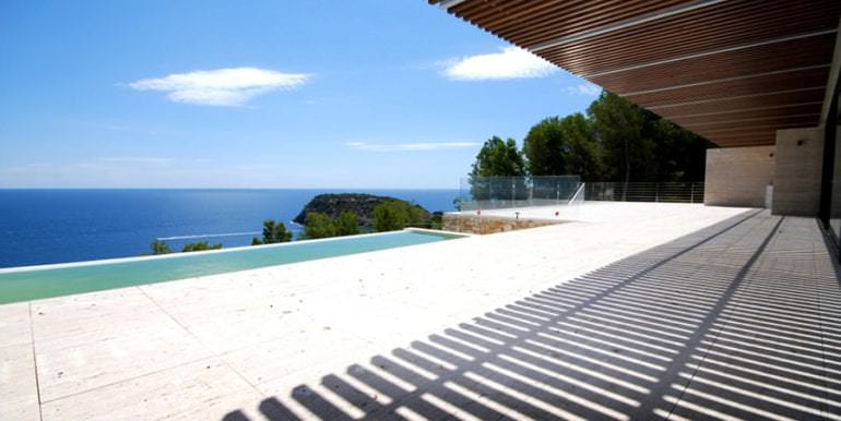 Preciosa villa con excepcionales vistas al mar en Jávea Portichol - Terraza cubierta de la piscina con vistas al mar - ID: 5500662