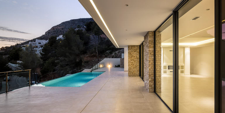 Modern luxury villa with sea views in Altéa Hills - Covered pool terrace illuminated - ID: 5500676 - Architecture by Pepe Giner - Photographer Germán Cabo