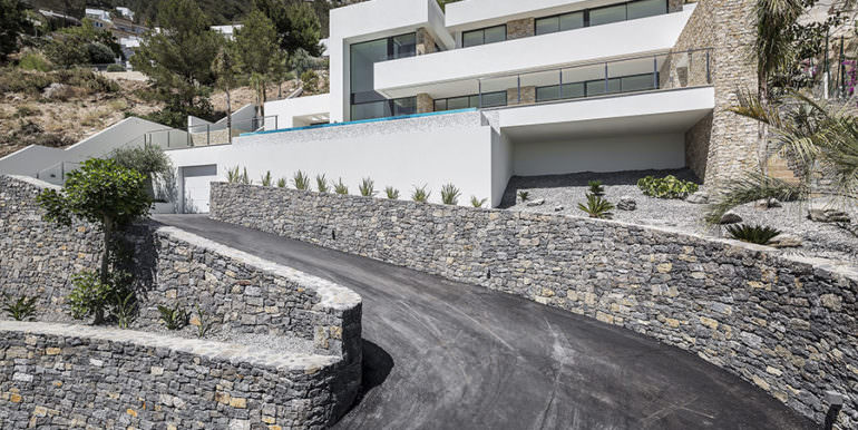 Modern luxury villa with sea views in Altéa Hills - Driveway and villa - ID: 5500676 - Architecture by Pepe Giner - Photographer Germán Cabo