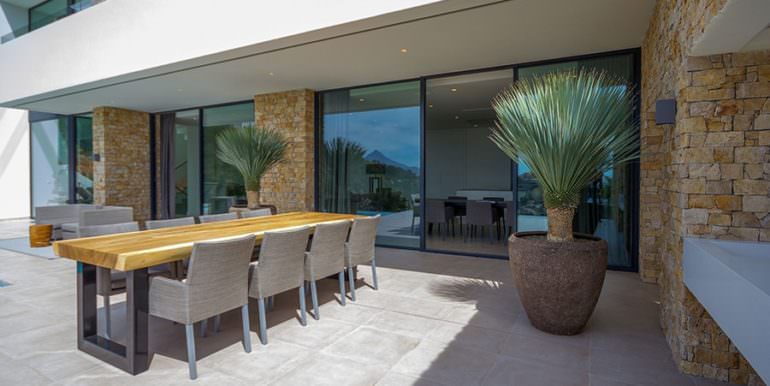 Modern luxury villa with sea views in Altéa Hills - Pool terrace with dining area - ID: 5500676 - Architecture by Pepe Giner - Photographer Germán Cabo