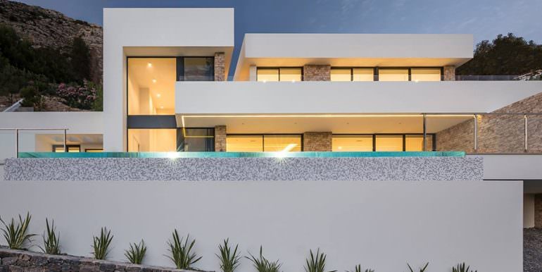 Modern luxury villa with sea views in Altéa Hills - Front of the villa illuminated - ID: 5500676 - Architecture by Pepe Giner - Photographer Germán Cabo