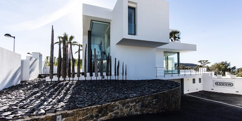 Neue minimalistische Villa mit Meerblick in Moraira El Portet - Seitenansicht und Einfahrt Tiefgarage - ID: 5500663 - Architekt Carlos Gilardi (Equipo Digitalarq S.L.) - Fotograf Michael van Oosten - Villa CAWOW