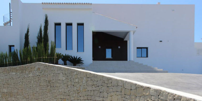 Neue Luxusvilla in bester Wohnlage in Moraira Cap Blanc - Hinteransicht und Parkbereich - ID: 5500665