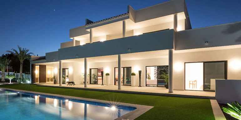 Neue Luxusvilla in bester Wohnlage in Moraira Cap Blanc - Pool und Villa beleuchtet - ID: 5500665 - Fotograf Germán Cabo