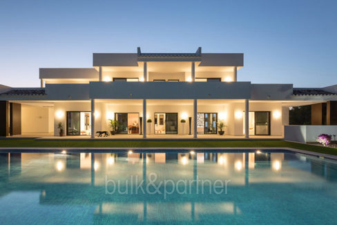 Neue Luxusvilla in bester Wohnlage in Moraira Cap Blanc - Pool und Villa beleuchtet - ID: 5500665 - Fotograf Germán Cabo