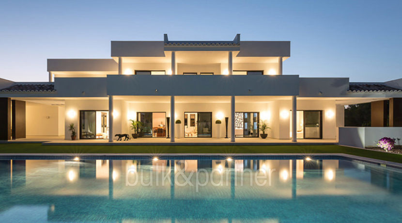 Newly-built luxury villa in the most exclusive area in Moraira Cap Blanc - Pool and Villa illuminated - ID: 5500665 - Photographer Germán Cabo