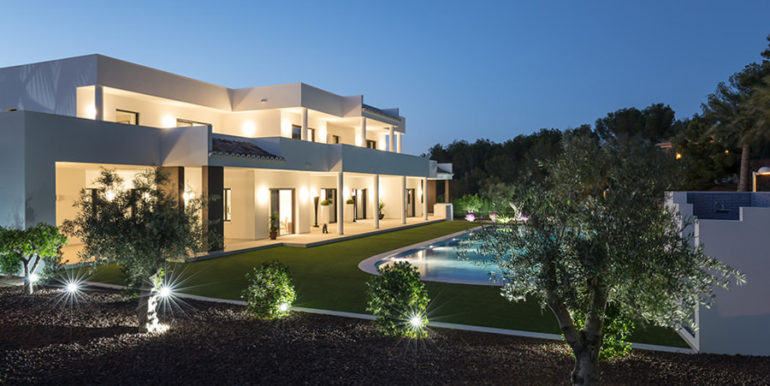 Neue Luxusvilla in bester Wohnlage in Moraira Cap Blanc - Seitenblick und Garten beleuchtet - ID: 5500665 - Fotograf Germán Cabo