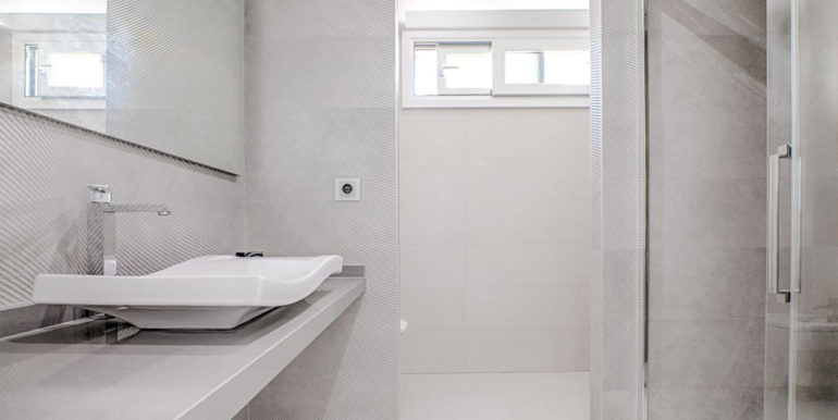 Seafront luxury villa in Benissa Cala Advocat - Bathroom with shower - ID: 5500677