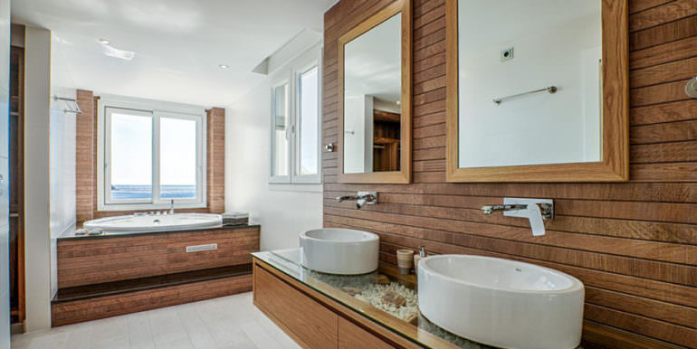 Seafront luxury villa in Benissa Cala Advocat - Bathroom with jacuzzi and sea views - ID: 5500677