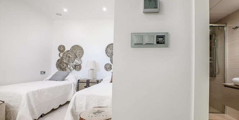 Seafront luxury villa in Benissa Cala Advocat - Bedroom with bathroom - ID: 5500677