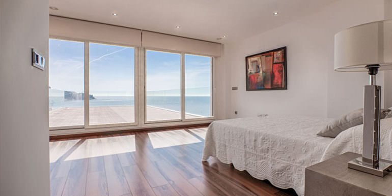 Seafront luxury villa in Benissa Cala Advocat - Bedroom with private terrace and sea views - ID: 5500677