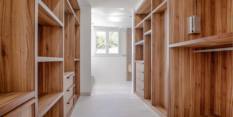 Seafront luxury villa in Benissa Cala Advocat - Dressing room with wardrobes - ID: 5500677