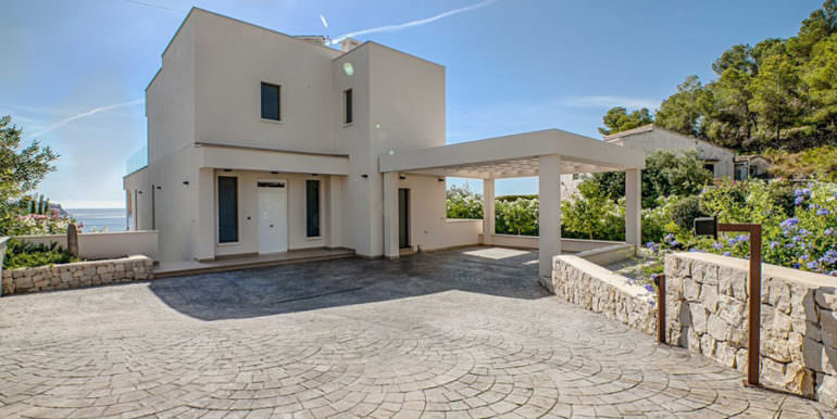 Seafront luxury villa in Benissa Cala Advocat - Entrance and carport with sea views - ID: 5500677