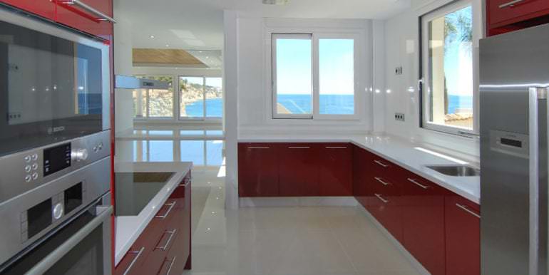 Seafront luxury villa in Benissa Cala Advocat - Red kitchen with sea views - ID: 5500677