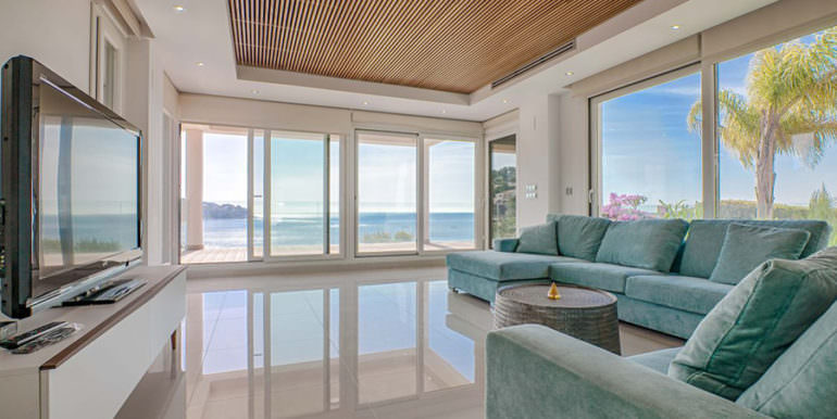 Seafront luxury villa in Benissa Cala Advocat - Living area with sea views - ID: 5500677