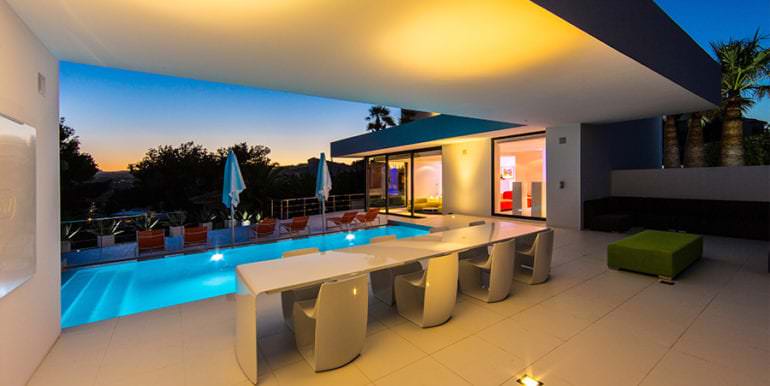 Villa estilo minimalista con vistas al mar en Moraira El Portet - Barbacoa, comedor, terraza piscina - ID: 5500633 - Architecto Carlos Gilardi (Equipo Digitalarq S.L.) - Photographer Michael van Oosten - Villa CAWOW