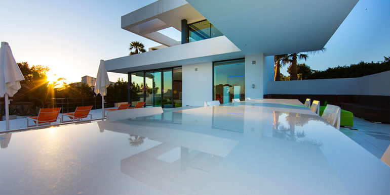 Villa estilo minimalista con vistas al mar en Moraira El Portet - Atardecer comedor piscina terraza - ID: 5500633 - Architecto Carlos Gilardi (Equipo Digitalarq S.L.) - Photographer Michael van Oosten - Villa CAWOW