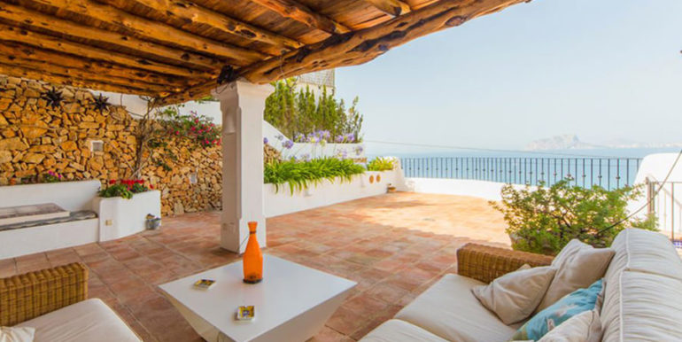 Außergewöhnliche Luxusvilla im Ibiza-Style in Moraira El Portet - Terrasse und Villa - ID: 5500687 - Architekt Joaquín Lloret