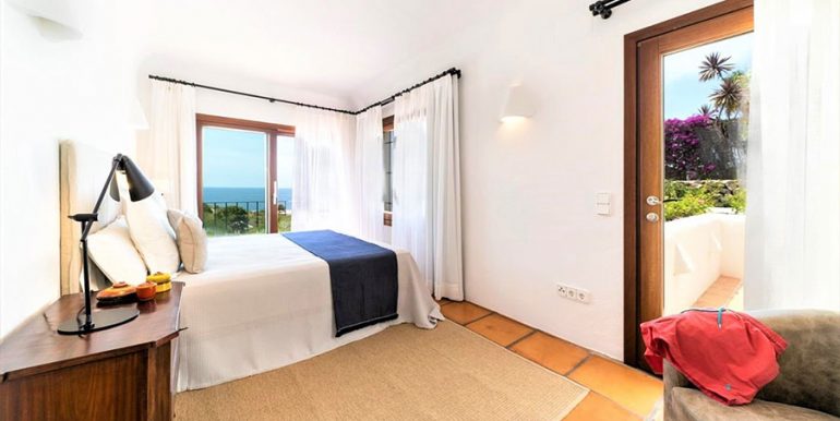Ibizan luxury villa with harbour/sea view in Moraira Portichol/Club Náutico - Bedroom with marina and sea views - ID: 5500688 - Architect Joaquín Lloret