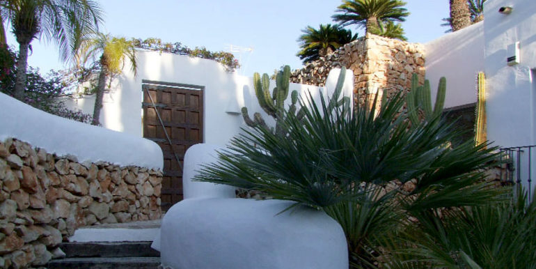 Ibizan luxury villa with harbour/sea view in Moraira Portichol/Club Náutico - Outside entrance area and garden - ID: 5500688 - Architect Joaquín Lloret - Photographer Torsten Bulk