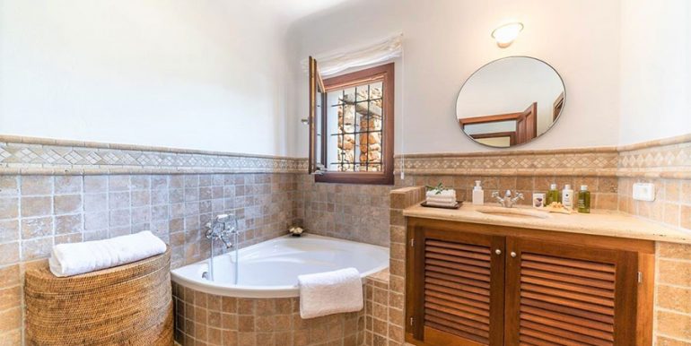 Ibizan luxury villa with harbour/sea view in Moraira Portichol/Club Náutico - Master bathroom with bathtub - ID: 5500688 - Architect Joaquín Lloret