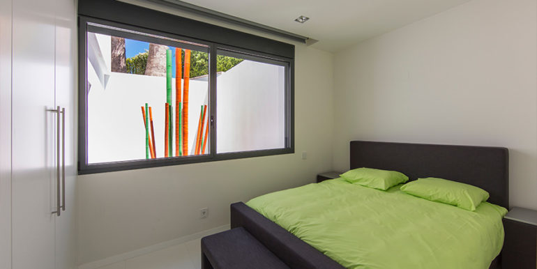 Neue minimalistische Villa mit Meerblick in Moraira El Portet - Schlafzimmer im Untergeschoss - ID: 5500663 - Architekt Carlos Gilardi (Equipo Digitalarq S.L.) - Fotograf Michael van Oosten - Villa CAWOW