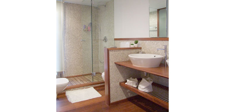 Superb luxury villa in prime location in Moraira El Portet/Cap d’Or - Bathroom with shower - ID: 5500689 - Architect Joaquín Lloret - Photographer Torsten Bulk