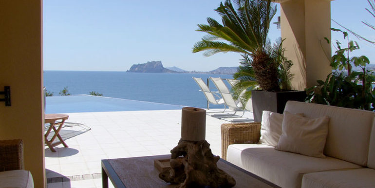 Superb luxury villa in prime location in Moraira El Portet/Cap d’Or - Covered lounge terrace with sea views - ID: 5500689 - Architect Joaquín Lloret - Photographer Torsten Bulk