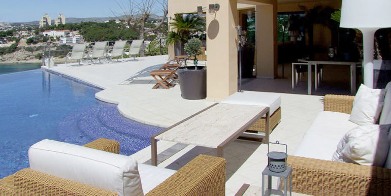 Hervorragende Luxusvilla in bester Lage in Moraira El Portet/Cap d'Or - Überlaufpool und Lounge Terrasse - ID: 5500689 - Architekt Joaquín Lloret - Fotograf Torsten Bulk