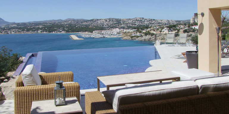 Hervorragende Luxusvilla in bester Lage in Moraira El Portet/Cap d'Or - Lounge Terrasse mit Meer-, Panorama- und Hafenblick - ID: 5500689 - Architekt Joaquín Lloret - Fotograf Torsten Bulk