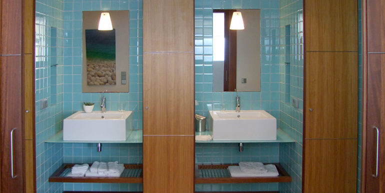 Superb luxury villa in prime location in Moraira El Portet/Cap d’Or - Master bathroom - ID: 5500689 - Architect Joaquín Lloret - Photographer Torsten Bulk