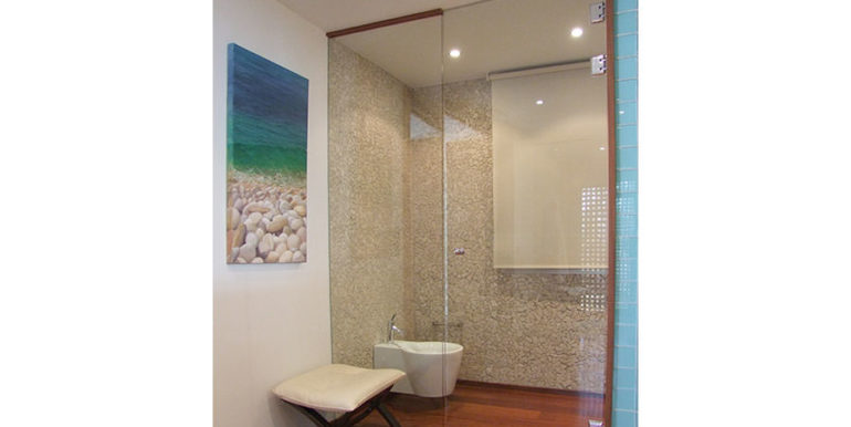 Superb luxury villa in prime location in Moraira El Portet/Cap d’Or - Master bathroom with bidet and toilet - ID: 5500689 - Architect Joaquín Lloret - Photographer Torsten Bulk