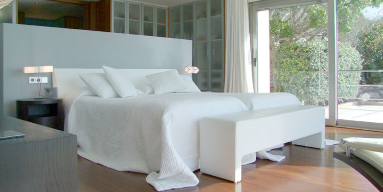 Superb luxury villa in prime location in Moraira El Portet/Cap d’Or - Master bedroom - ID: 5500689 - Architect Joaquín Lloret - Photographer Torsten Bulk