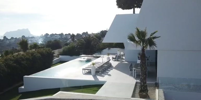 Villa de lujo con perfectas vistas al mar en Moraira Benimeit - Terraza de la piscina y la villa con vista lateral - ID: 5500670 - Arquitecto Ramón Gandia Brull (RGB Arquitectos)